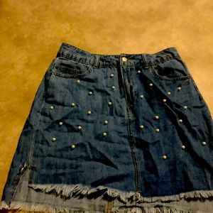 Skirt with pearls on it